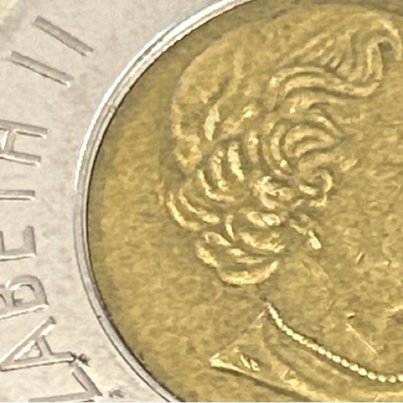 2015 Error inner ring offset Canadian Two-Dollar Coin - Picture 2 of 3